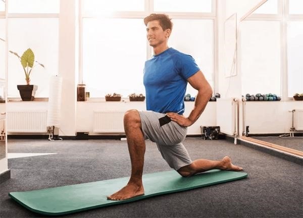 Tập các bài tập yoga và giãn cơ chân giúp cải thiện sức khỏe và tăng cường sự linh hoạt cho đôi chân, đồng thời giúp giảm căng thẳng và mệt mỏi sau một ngày làm việc căng thẳng.