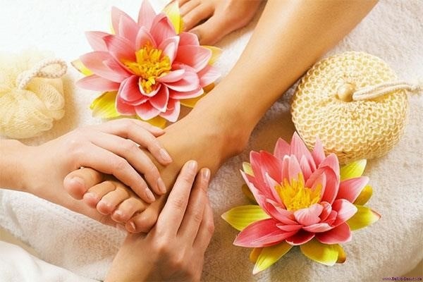 Massage chân bằng tay là một phương pháp giảm đau hiệu quả, giúp thư giãn cơ bắp và cải thiện tuần hoàn máu. Kỹ thuật này thường được áp dụng trong các trung tâm spa và là một trong những liệu pháp được ưa chuộng nhất để giảm đau và mệt mỏi chân sau một ngày làm việc căng thẳng.