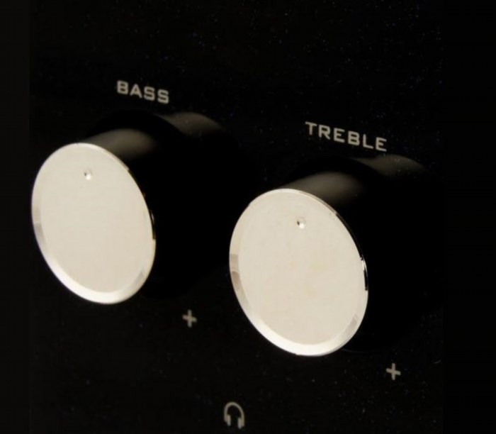Âm bass và âm treble là hai khái niệm trong âm nhạc, đại diện cho âm thanh bass (âm trầm) và âm thanh treble (âm sắc), giúp tạo nên sự cân bằng và độ chân thực cho âm thanh.