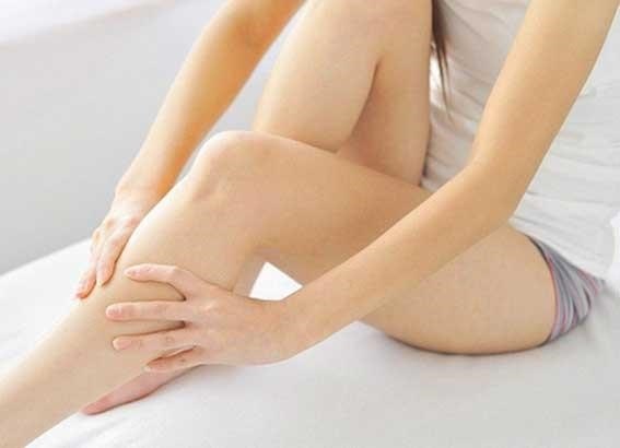 Ngâm chân với nước ấm là một phương pháp thư giãn rất hiệu quả, giúp giảm đau và mệt mỏi cho chân, đồng thời còn giúp cải thiện tuần hoàn máu và giảm căng thẳng trong cơ thể.