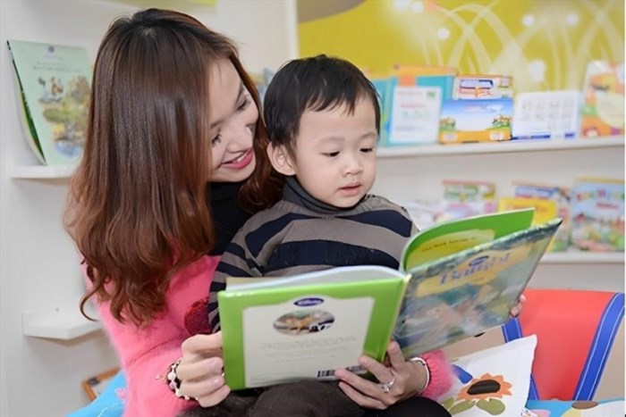 Cùng con đọc sách là hoạt động tuyệt vời giúp trẻ phát triển khả năng đọc hiểu, tăng cường kỹ năng ngôn ngữ và khơi dậy niềm đam mê với việc học tập. Đồng thời, nó cũng là cơ hội để cha mẹ tăng cường gần gũi và tạo dựng mối quan hệ tốt đẹp với con cái.