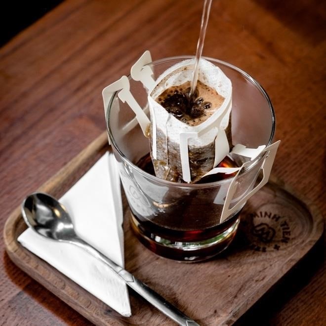 Để đạt được hương vị thơm ngon của cà phê, thường phải đợi vài tuần để cho hạt cà phê nhả hoàn toàn khí ra. Khi pha chế cà phê bằng nước nóng, cấu trúc bên trong hạt cà phê sẽ giãn nở để giải phóng khí CO2. (Ảnh: Minh Tien Coffee).