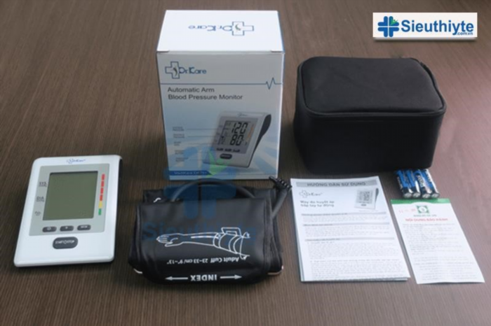 Thiết bị đo huyết áp điện tử MediKare DK79+ là một sản phẩm y tế hiện đại và tiện lợi, được thiết kế để đo huyết áp và nhịp tim chính xác, giúp người dùng kiểm soát sức khỏe một cách dễ dàng và hiệu quả.