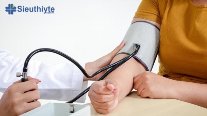 Máy đo huyết áp là một thiết bị y tế dùng để đo lường áp lực của máu trong động mạch của con người, thường được sử dụng để kiểm tra tình trạng sức khỏe của tim mạch và các vấn đề liên quan đến huyết áp.