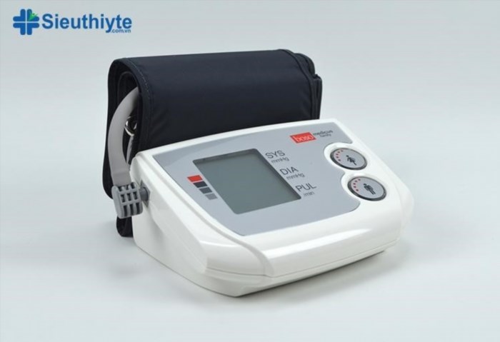 Máy đo huyết áp Boso là một thiết bị y tế được sử dụng để đo lường áp lực máu của cơ thể, giúp phát hiện và theo dõi các vấn đề về huyết áp, từ đó đưa ra chẩn đoán và điều trị hiệu quả hơn trong việc phòng chống các bệnh lý về tim mạch và huyết áp cao.