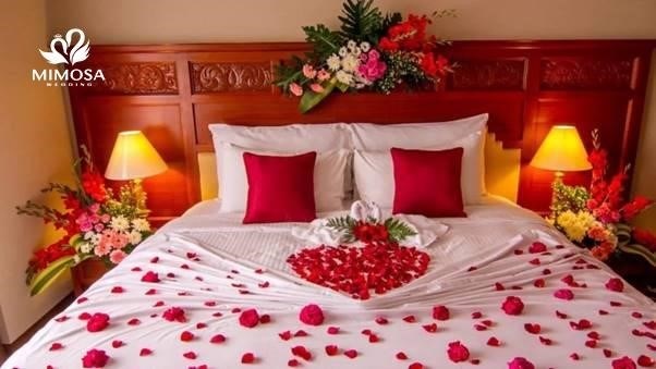 Trang trí phòng cưới bằng hoa hồng là lựa chọn phổ biến để tạo nên không gian lãng mạn và sang trọng cho ngày trọng đại của đôi uyên ương. Sắp xếp hoa hồng tinh tế và hài hòa sẽ làm cho phòng trở nên ấm áp và đẹp mắt hơn.