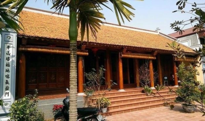 Nhà gỗ 5 gian là một kiến trúc truyền thống của người Việt Nam, được xây dựng với nhiều thông thoáng để giúp cho không gian trong nhà luôn mát mẻ và thoáng đến suốt quanh năm. Đây cũng là nơi mang lại tài lộc cho gia chủ.