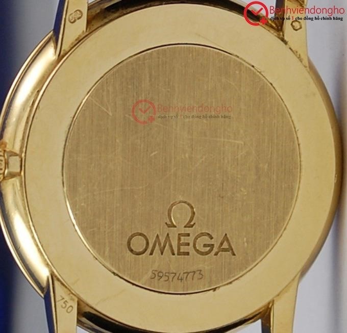 Chiếc Omega có chứng nhận đầy đủ về việc vỏ đồng hồ làm bằng vàng 18k.