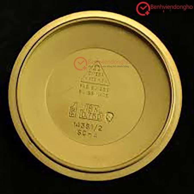 Đây là một chiếc đồng hồ Omega có vỏ mạ vàng 18k, nhưng không có đánh dấu (loại vỏ này thường được sản xuất tại Mỹ và có giá thành thấp hơn).