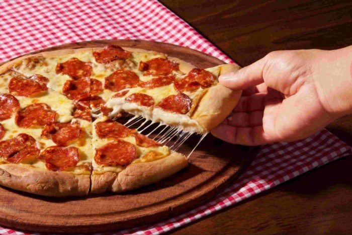 Lưu ý khi lựa chọn phô mai làm bánh pizza là nên chọn loại phô mai có độ dẻo cao và ít nước để bánh không bị ướt khi nướng, ngoài ra cũng nên chú ý đến hương vị và độ phổ biến của loại phô mai để tạo nên món pizza ngon và hấp dẫn.