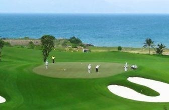 Vinpearl Golf Nha Trang là một sân golf đẳng cấp quốc tế, được thiết kế với các hố chơi đa dạng và phong cách hiện đại, nằm trong khuôn viên của khu nghỉ dưỡng Vinpearl Nha Trang, cung cấp cho du khách trải nghiệm golf đầy thú vị và tuyệt vời.