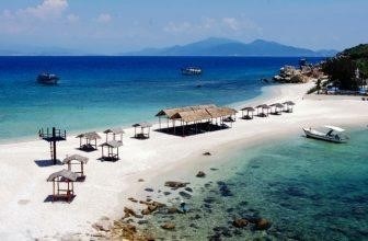 Đảo Yến Nha Trang là một điểm đến du lịch nổi tiếng với cảnh quan thiên nhiên hoang sơ, bãi biển trắng và nước biển trong xanh. Nơi đây cũng là nơi sinh sống của hàng ngàn loài chim yến đang được nuôi trồng để lấy tổ yến quý giá.
