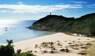Biển Đại Lãnh nằm ở miền Trung Việt Nam, là một trong những địa điểm du lịch biển đẹp và nổi tiếng, với bãi cát trắng tinh và nước biển trong xanh, thu hút rất nhiều du khách đến tham quan và tận hưởng không khí biển trong lành.