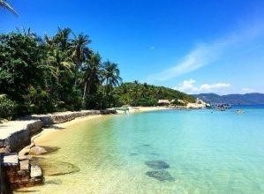 Vịnh Vân Phong là một trong những vịnh đẹp nhất Việt Nam, nằm giữa dãy Trường Sơn và biển Đông, với nước biển trong xanh, cát trắng mịn và đầy những dải rừng nhiệt đới phong phú.