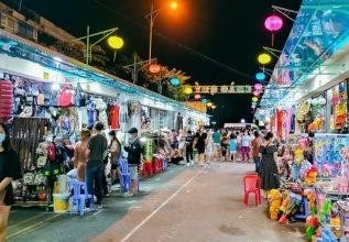 Chợ đêm Nha Trang là một điểm đến thú vị cho du khách yêu thích mua sắm và thưởng thức ẩm thực địa phương. Tại đây, bạn có thể tìm thấy nhiều loại hàng hóa đa dạng, từ quần áo, phụ kiện, đồ lưu niệm đến các món ăn đặc trưng của vùng biển miền Trung. Không chỉ vậy, không khí sôi động và đầy màu sắc của chợ đêm cũng là một trải nghiệm thú vị không nên bỏ qua khi đến Nha Trang.