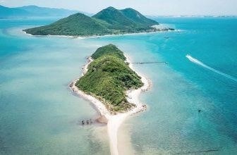 Đảo Điệp Sơn là một trong những điểm đến du lịch tuyệt vời của Việt Nam, với những bãi biển trắng tinh và nước biển trong xanh tuyệt đẹp, thu hút hàng nghìn du khách mỗi năm.
