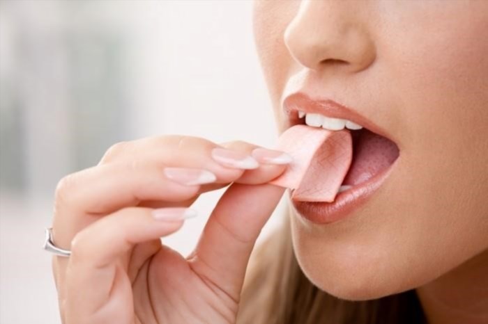 Nhai kẹo cao su (không đường) có thể là một thói quen tốt cho sức khỏe răng miệng, giúp tăng sự tập trung và giảm cảm giác căng thẳng. Ngoài ra, việc sử dụng kẹo cao su không đường còn giúp hạn chế lượng đường và calorie trong cơ thể.