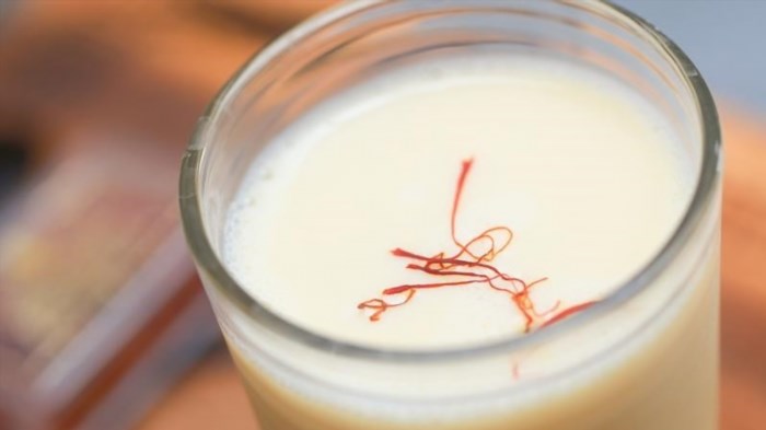 Nhuỵ hoa nghệ tây pha với sữa là một món đồ uống phổ biến ở các quán cafe, được làm từ nhuỵ hoa nghệ tây thơm ngon và tốt cho sức khỏe kết hợp cùng sữa béo ngậy, tạo nên hương vị độc đáo và hấp dẫn.