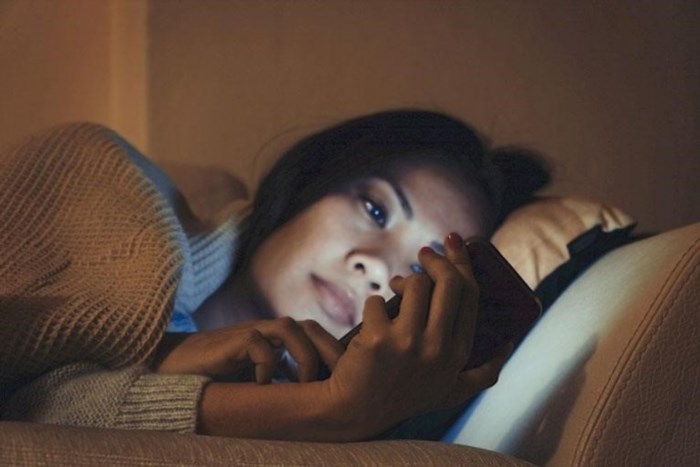Người ta cảm thấy càng tỉnh táo và khó ngủ hơn khi sử dụng điện thoại nhiều hơn.