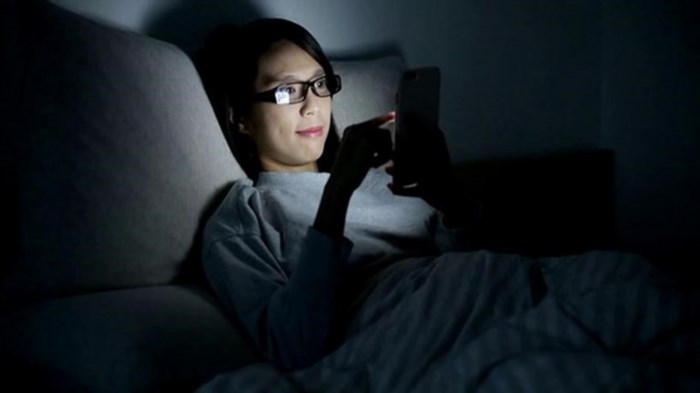 Việc thường xuyên sử dụng điện thoại trong môi trường thiếu sáng và đặt quá gần là nguyên nhân chính dẫn đến giảm thị lực ở nhiều người.