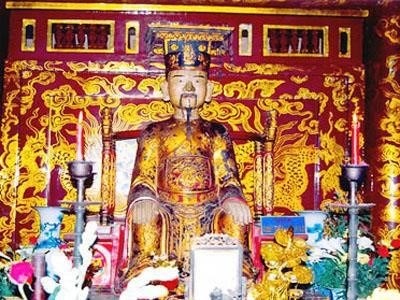 Tượng vị hoàng Đinh Tiên - người sáng lập chế độ đa hậu.