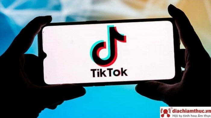 Để sử dụng Tiktok, trước hết bạn cần tải ứng dụng Tiktok trên điện thoại của mình. Sau đó, đăng ký tài khoản Tiktok bằng cách nhập thông tin cá nhân và xác nhận qua số điện thoại hoặc email. Tiếp theo, bạn có thể tìm kiếm các video, theo dõi tài khoản, tương tác bằng cách like, comment hoặc chia sẻ. Nếu muốn tạo video cho riêng mình, bạn có thể sử dụng các tính năng chỉnh sửa, thêm nhạc, hiệu ứng... và sau đó đăng tải lên Tiktok để chia sẻ với c