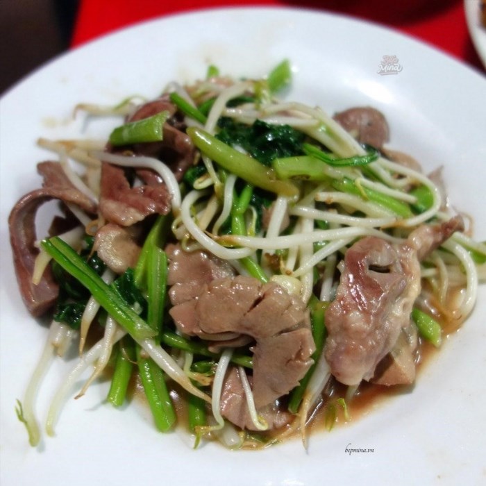 Tim cật xào giá đỗ là món ăn đặc trưng của Việt Nam, được chế biến từ tim cật heo và giá đỗ, với hương vị thơm ngon và đậm đà.