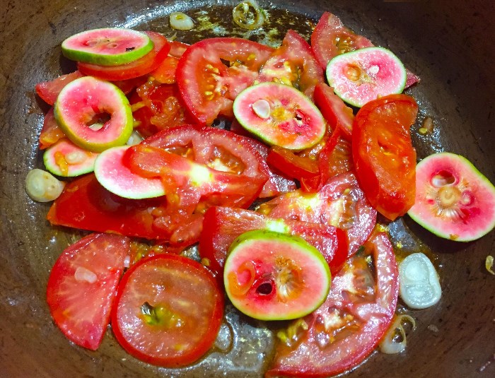 Tối nay ăn gì: Canh riêu hà chua cho chiều thu mát mẻ