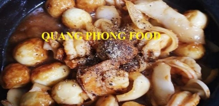 Tôm khô rim nước cốt dừa là món ăn đặc trưng của vùng đất Phan Thiết - Bình Thuận, được làm từ tôm khô nguyên chất và nước cốt dừa đậm đà hương vị. Món ăn này được coi là món quà đặc biệt của biển cả, mang đến cho thực khách trải nghiệm thú vị về văn hóa ẩm thực của địa phương này.