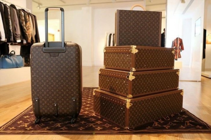 Thương hiệu vali Louis Vuitton nổi tiếng trên toàn thế giới với hàng loạt sản phẩm cao cấp, được làm từ chất liệu da sang trọng và thiết kế độc đáo, mang đến phong cách thời trang tinh tế và đẳng cấp.