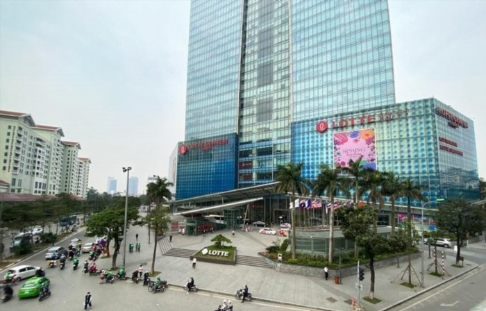 Hệ thống siêu thị Lotte Mart tại Hà Nội là một trong những điểm mua sắm lớn nhất của thành phố, với đa dạng sản phẩm và dịch vụ tiện ích như rạp chiếu phim, khu vui chơi giải trí và nhà hàng, thu hút hàng ngàn khách hàng đến tham quan mỗi ngày.
