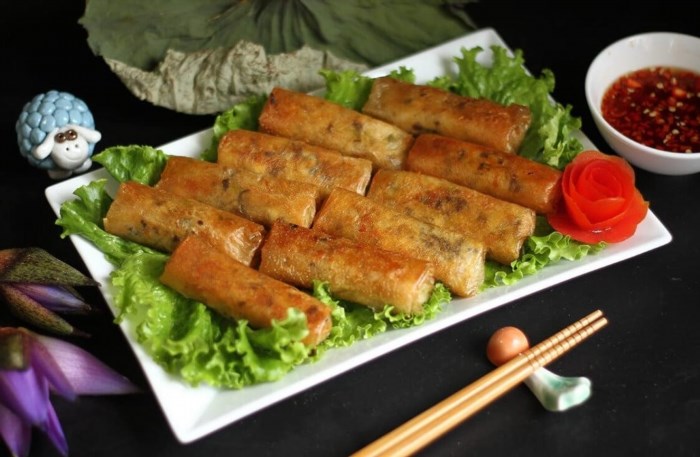 Chả giò là một món ăn truyền thống của Việt Nam.