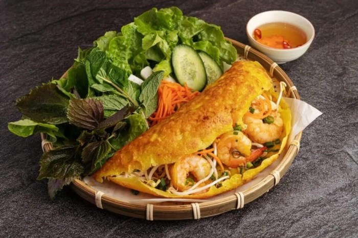 Bánh khoái là món ăn truyền thống Việt Nam.