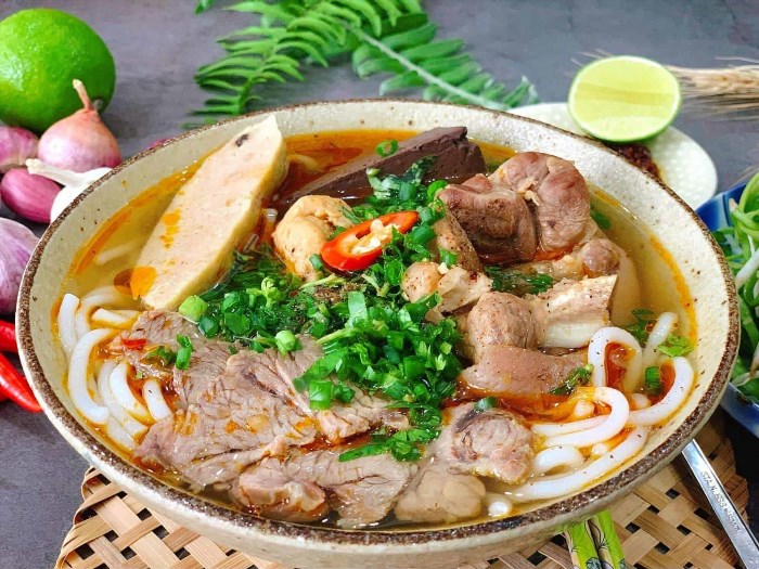 Phở là món ăn đặc trưng của Việt Nam.