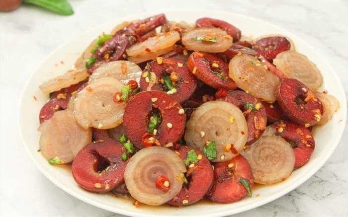 Mận xóc da heo là món ăn đặc sản của vùng đất Quảng Ngãi, được chế biến từ trái mận chín và da heo giòn tan, tạo nên hương vị độc đáo và hấp dẫn.