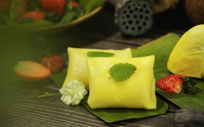 Bánh crepe trái cây nhiệt đới Thái Lan là một món ăn đặc trưng của vùng đất này, được làm từ bột mì và trái cây tươi ngon. Với hương vị thơm ngon và màu sắc bắt mắt, món ăn này đã trở thành sự lựa chọn ưa thích của du khách khi ghé thăm Thái Lan.