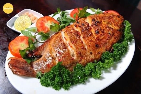 Cá da bò nướng thơm ngon là một món ăn đặc sản của miền Trung Việt Nam, được chế biến từ cá da bò tươi ngon, sau đó nướng trên than hoa để thịt cá được giữ nguyên hương vị và độ giòn thơm ngon đặc trưng.