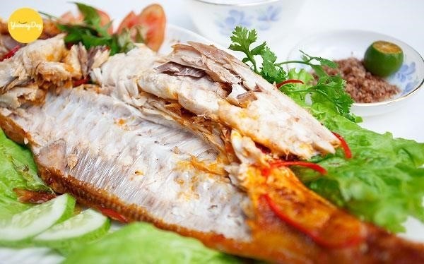 Thịt cá tươi và thấm vị là một món ăn ngon và giàu dinh dưỡng, được chế biến từ cá tươi và gia vị tự nhiên, mang đến hương vị tuyệt vời và cảm giác ngon miệng cho người thưởng thức.