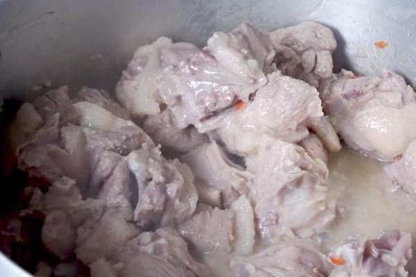 Nấu chín thịt vịt là một phương pháp chế biến thực phẩm phổ biến trong ẩm thực Việt Nam, giúp thịt vịt trở nên mềm và thơm ngon hơn khi ăn.