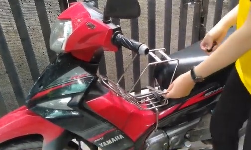 cách lắp yên xe máy cho bé