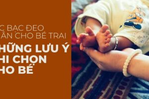 Có nên đeo lắc chân cho bé