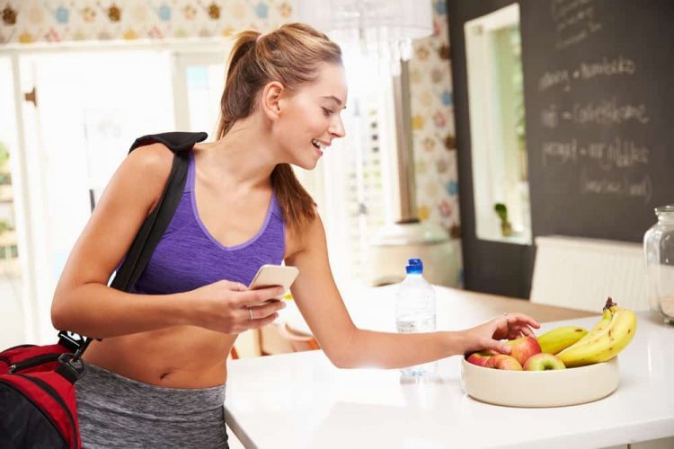  cách chạy bộ giảm cân: Tiêu thụ carbs trước và sau tập luyện