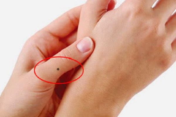 Nốt ruồi ở cổ tay Phải, Trái của Nam và Nữ có ý nghĩa gì?